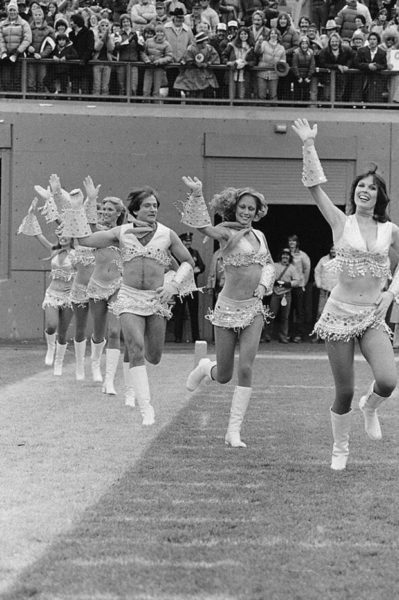 robin-williams-joining-the-cheerleaders-team-1980
